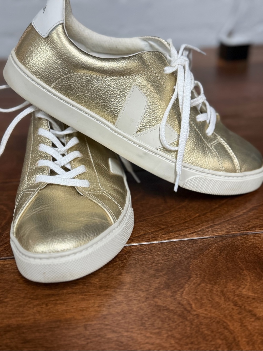 Veja Gold Metallic Leather Low Top Sneakers White Lace-Up Women’s Size 39